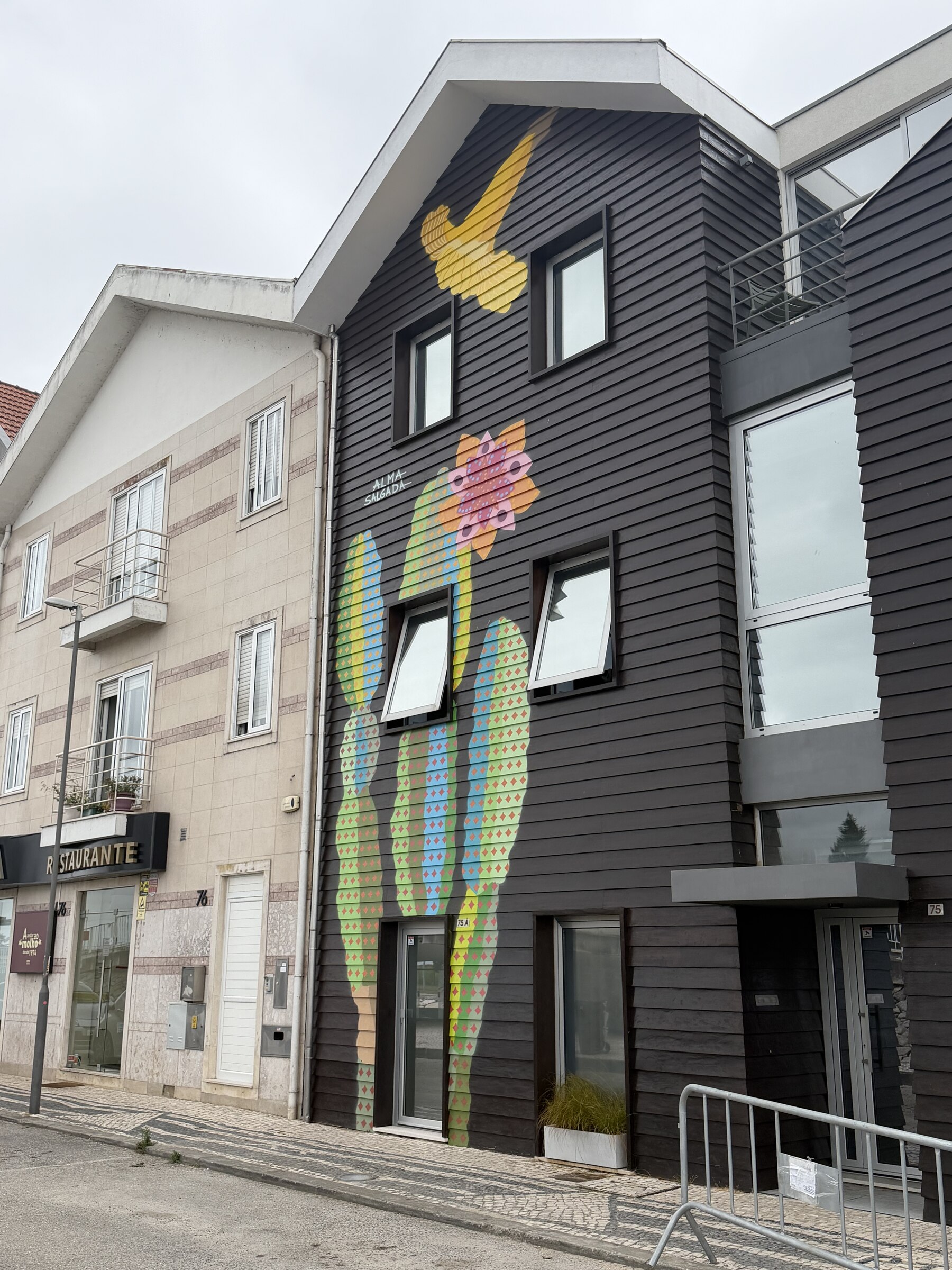 Buntes modernes Wandbild an einer Hausfassade in Aveiro
